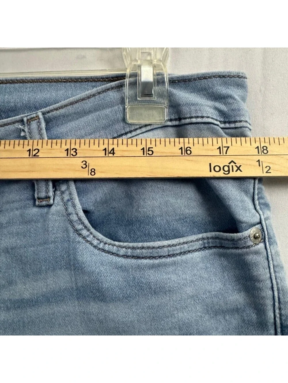 Signature Levi Jeans S37 Slim Light Wash Denim Stain Flaw
